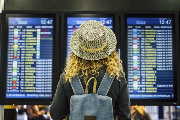 Narrowcasting schermen op een vliegveld